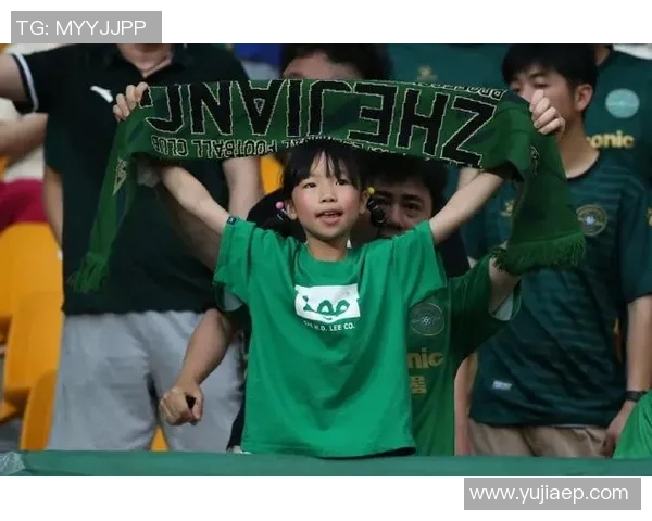 小孩们与足球明星亲密接触感受梦想的力量与激情