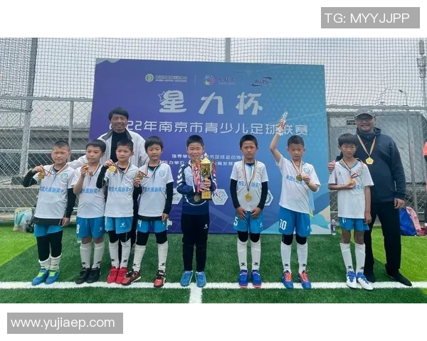 足球明星亲自为小朋友签名留念温暖瞬间传递梦想与希望